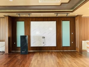 🌿 Ốp gỗ nhựa – Giải pháp cách nhiệt, chống ồn, chống nóng cho nhà ở | Đội thi công Nội thất gỗ nhựa AHM 4