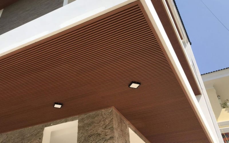 Trần lam gỗ nhựa – Giải pháp trang trí trần nhà sang trọng 2025 2