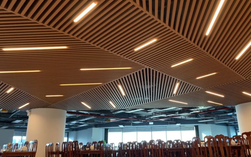 Trần lam gỗ nhựa – Giải pháp trang trí trần nhà sang trọng 2025 1