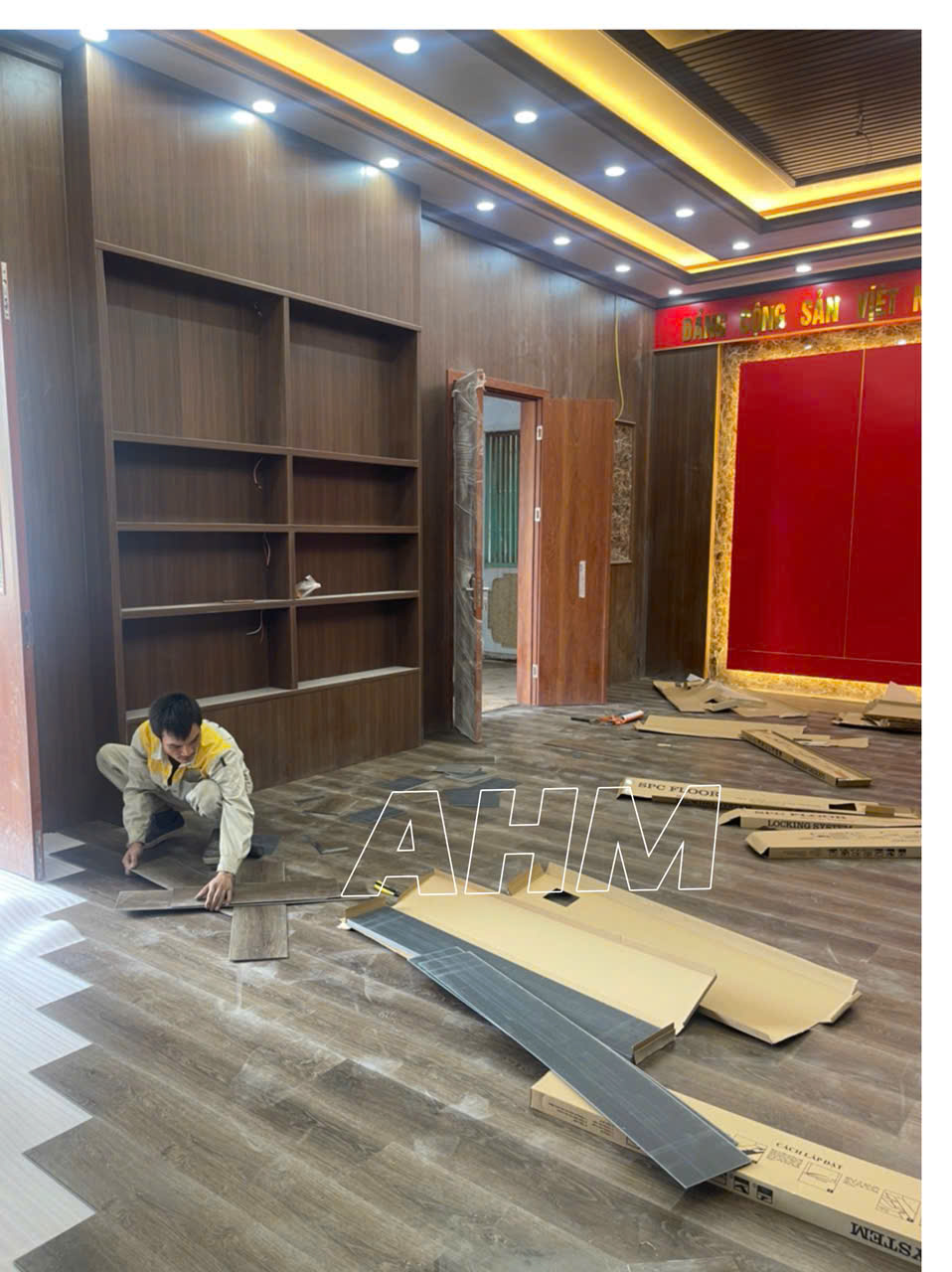 🌿 Ốp gỗ nhựa – Giải pháp cách nhiệt, chống ồn, chống nóng cho nhà ở | Đội thi công Nội thất gỗ nhựa AHM 1